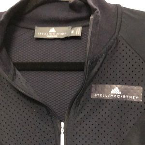 Stella McCartney workout top looks so good on
